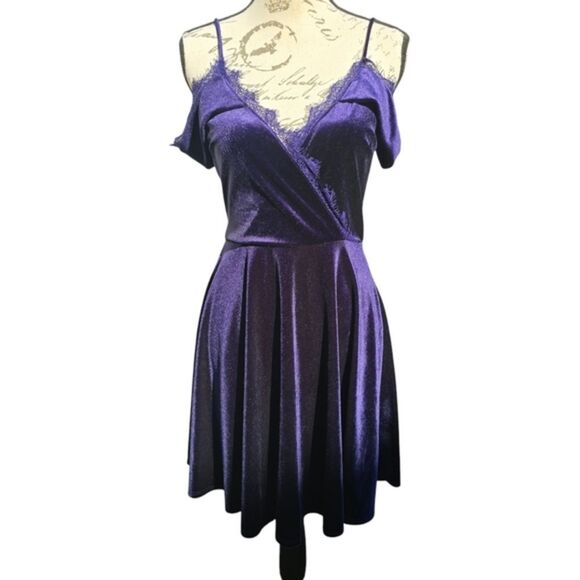 Lulus -793 Navy Cold Shoulder Surplice V-Neck Lace Velvet Mini Dress Size M - Picture 1 of 9